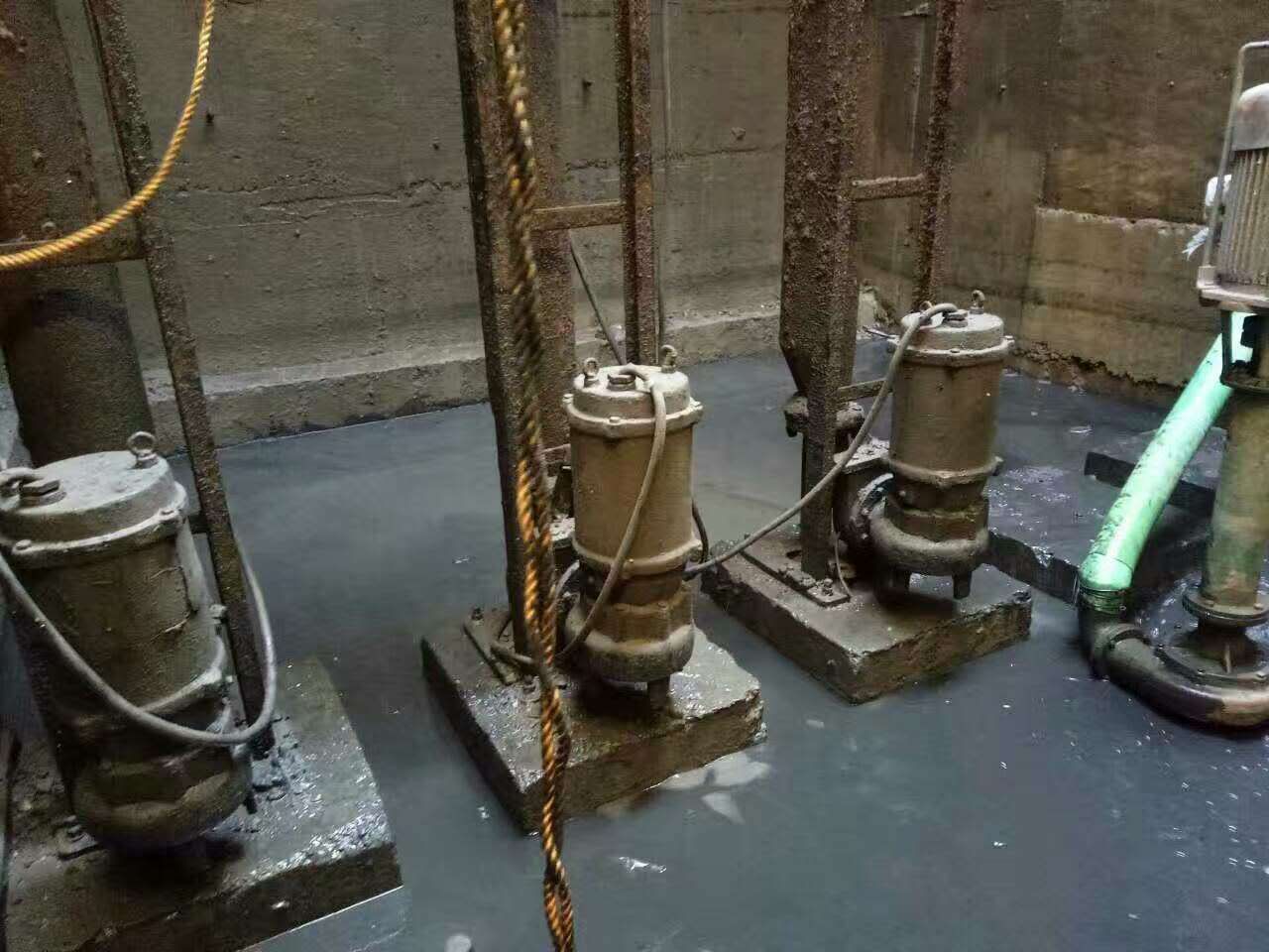 达坂城污水池清理