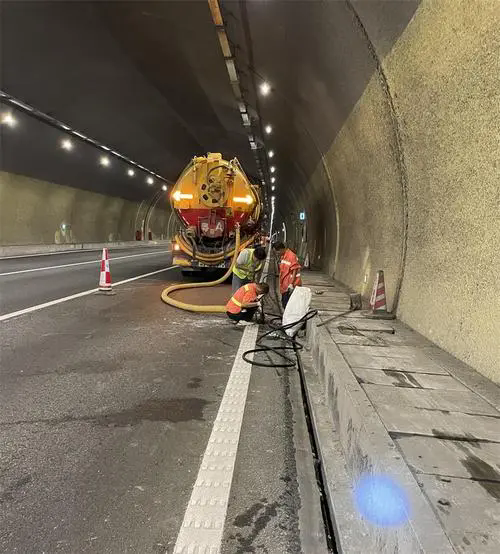 达坂城隧道排水渠清淤